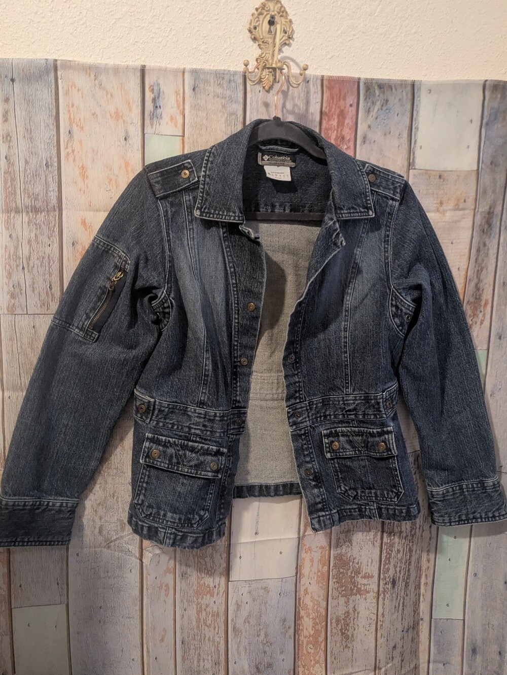 Columbia XCO vintage denim jacket features front snap closures, Sz M